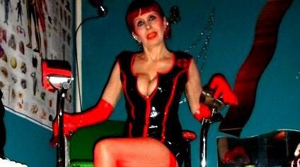 Domina-bizarr-frankfort-am-main-–-lady-scarlett